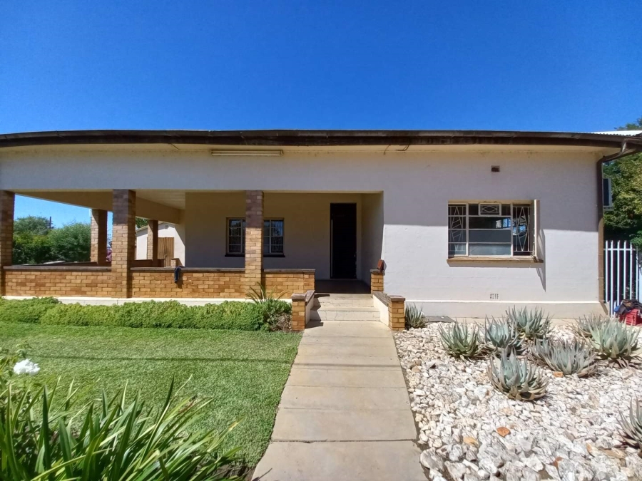 6 Bedroom Property for Sale in Kanoneiland Northern Cape